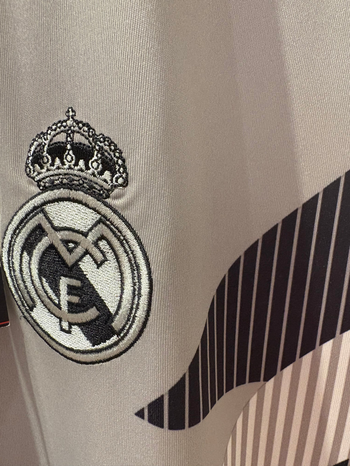 Maillot d'entraînement de football authentique Real Madrid 2018/19 d'avant-match