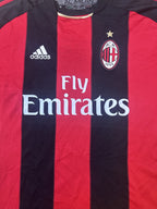 Crest and Fly Emirates sponsor close-up