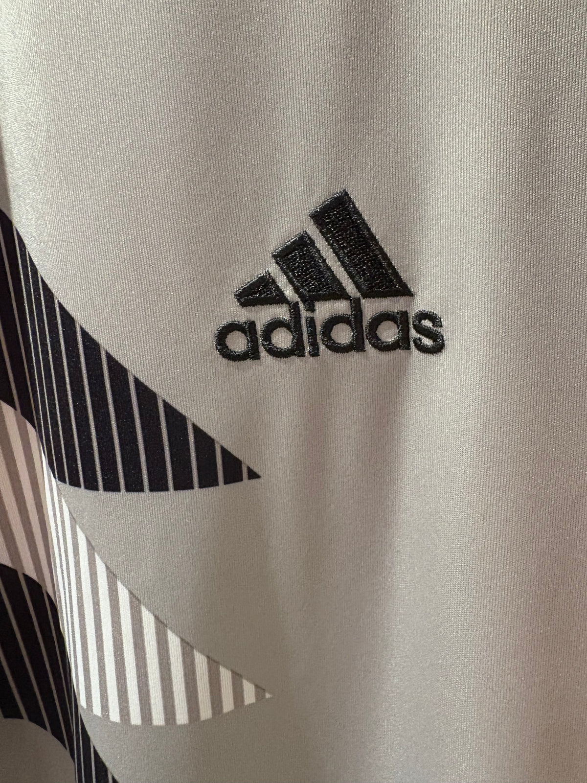 Maillot d'entraînement de football authentique Real Madrid 2018/19 d'avant-match