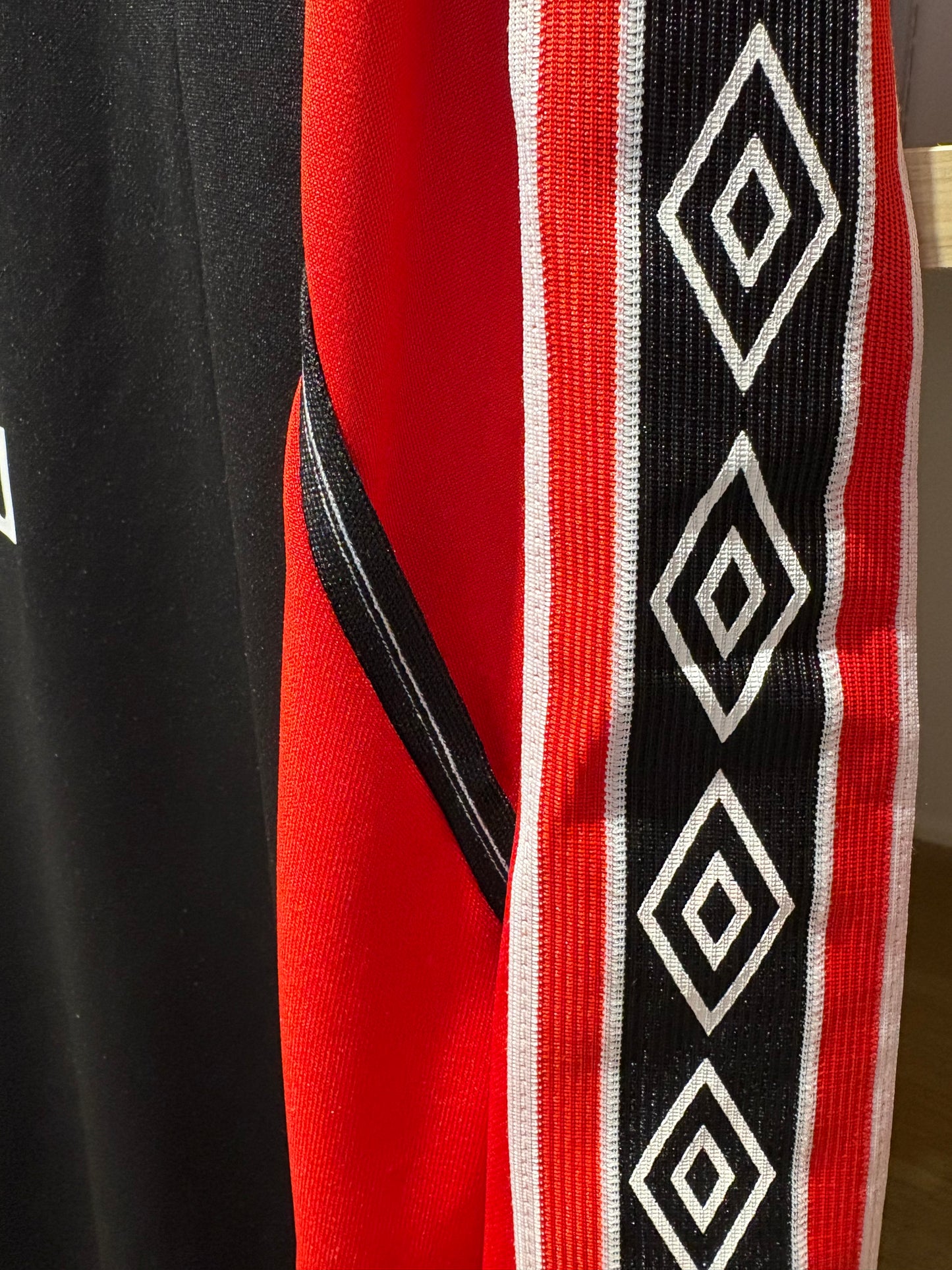 Vintage Manchester United 1998-1999 black track top