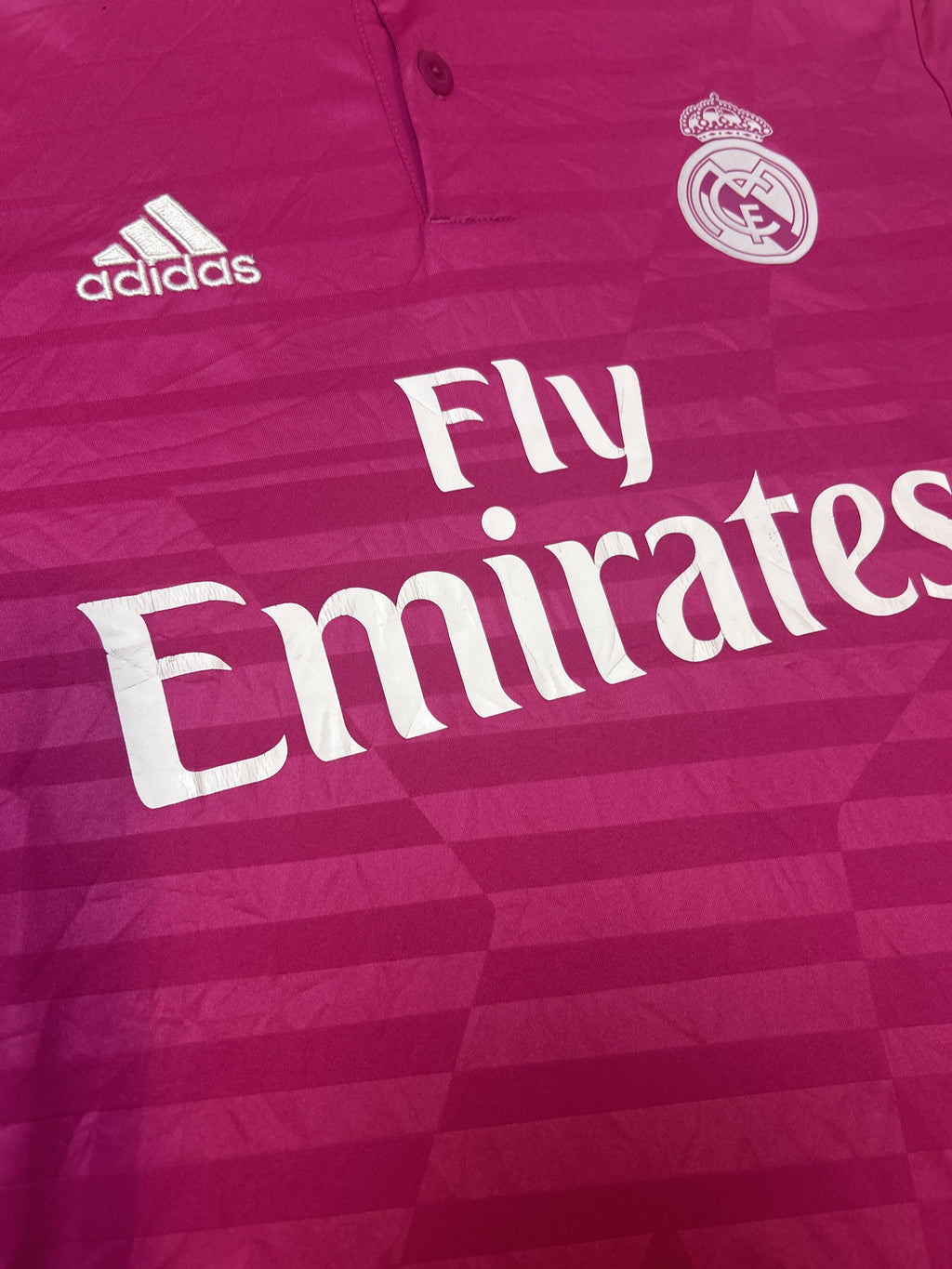Crest and Fly Emirates sponsor close-up