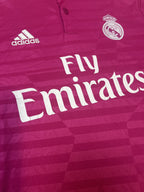 Crest and Fly Emirates sponsor close-up