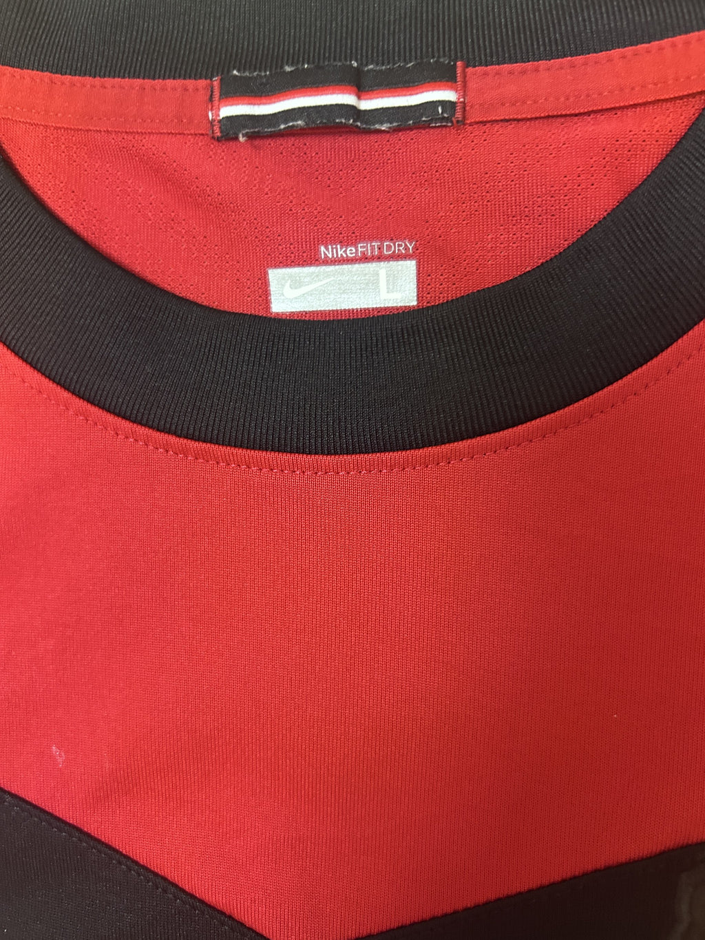 Nike collar size tag L